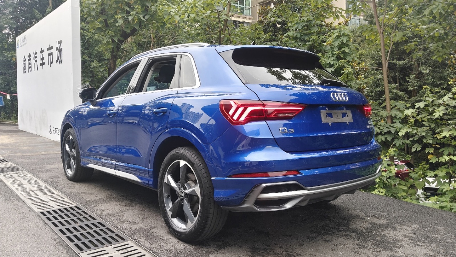 Audi Q3 view 6