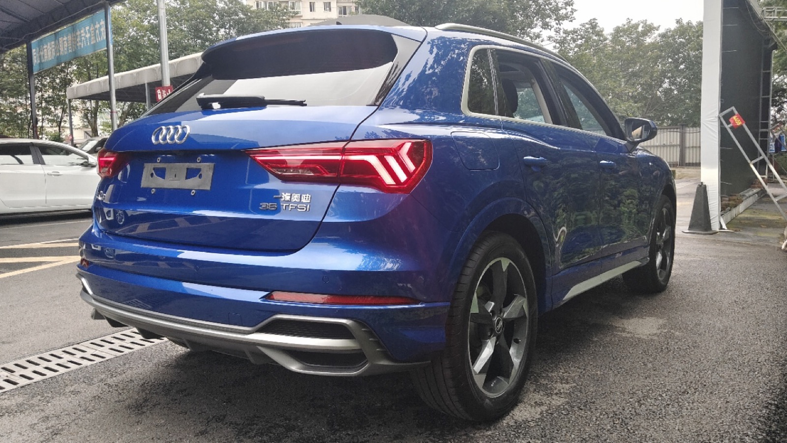 Audi Q3 view 8