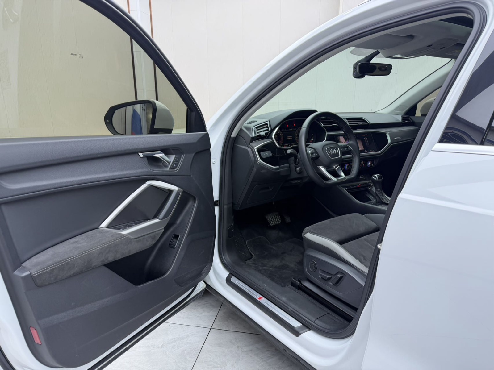 Audi Q3 view 7