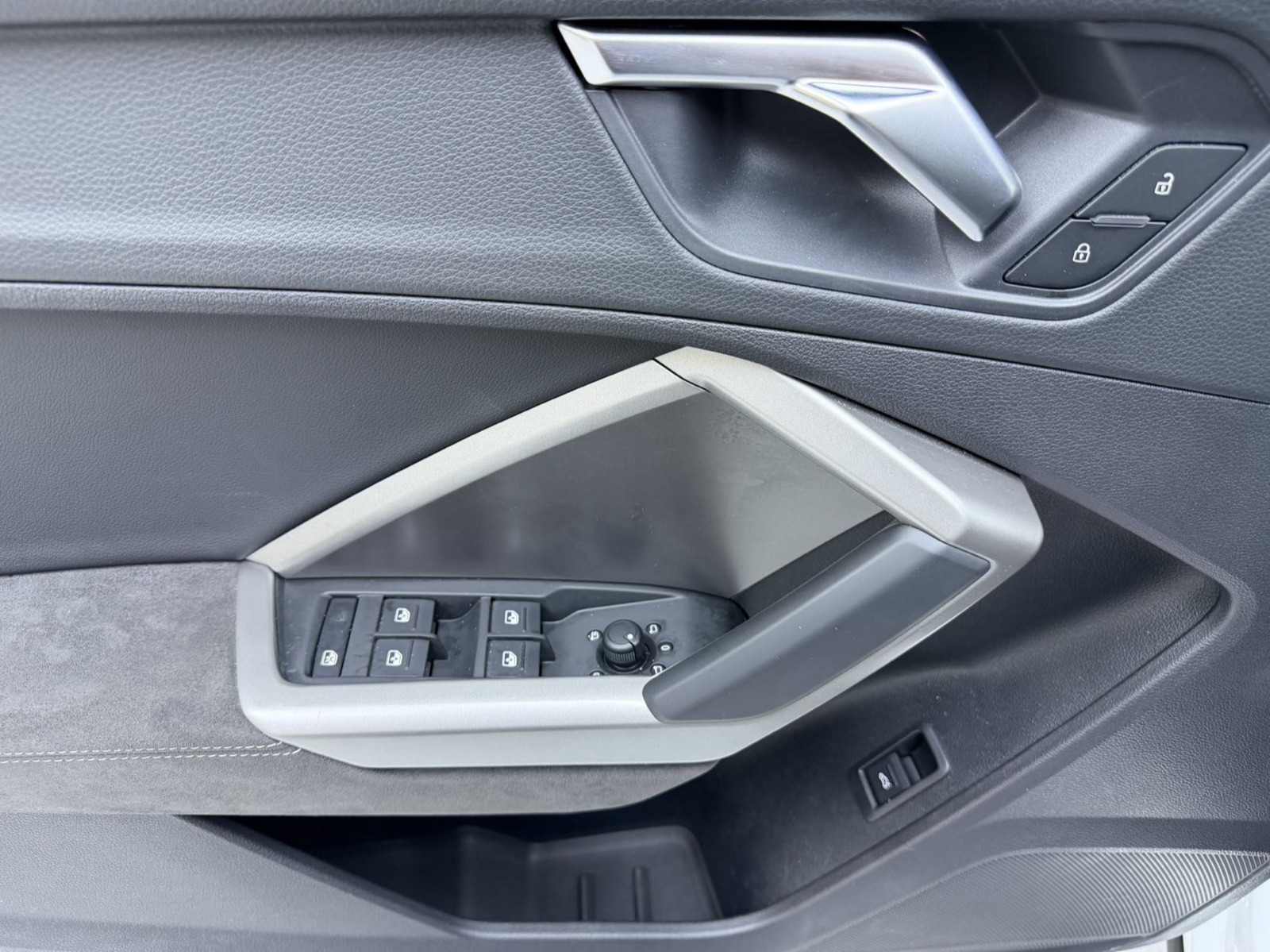 Audi Q3 view 8
