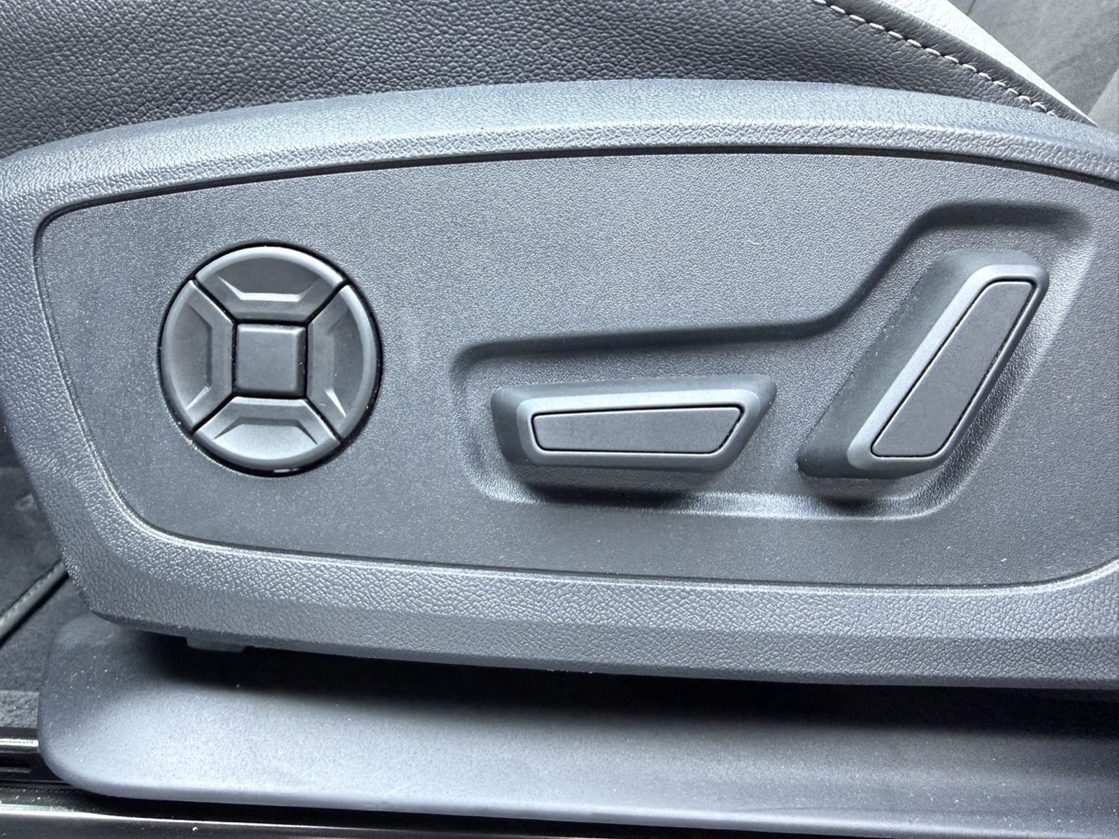 Audi Q3 view 14