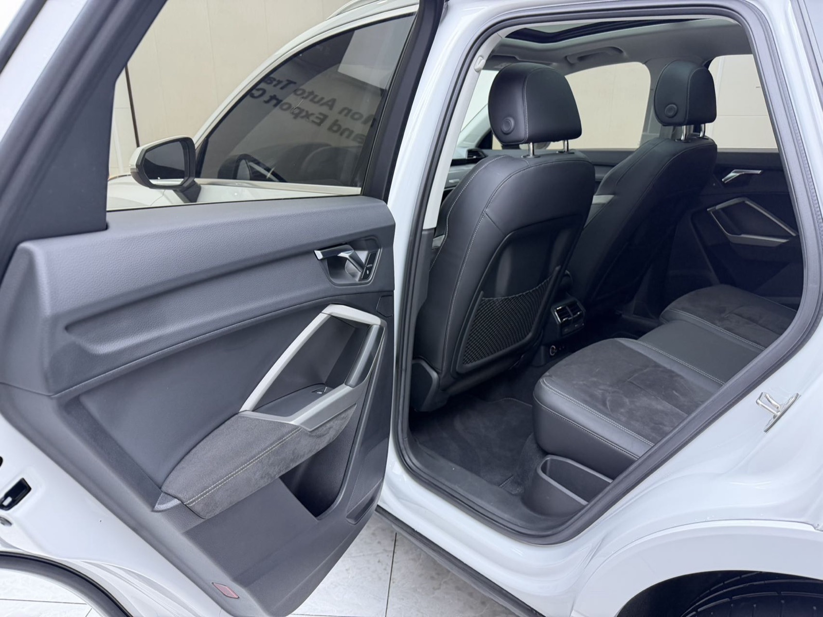 Audi Q3 view 16