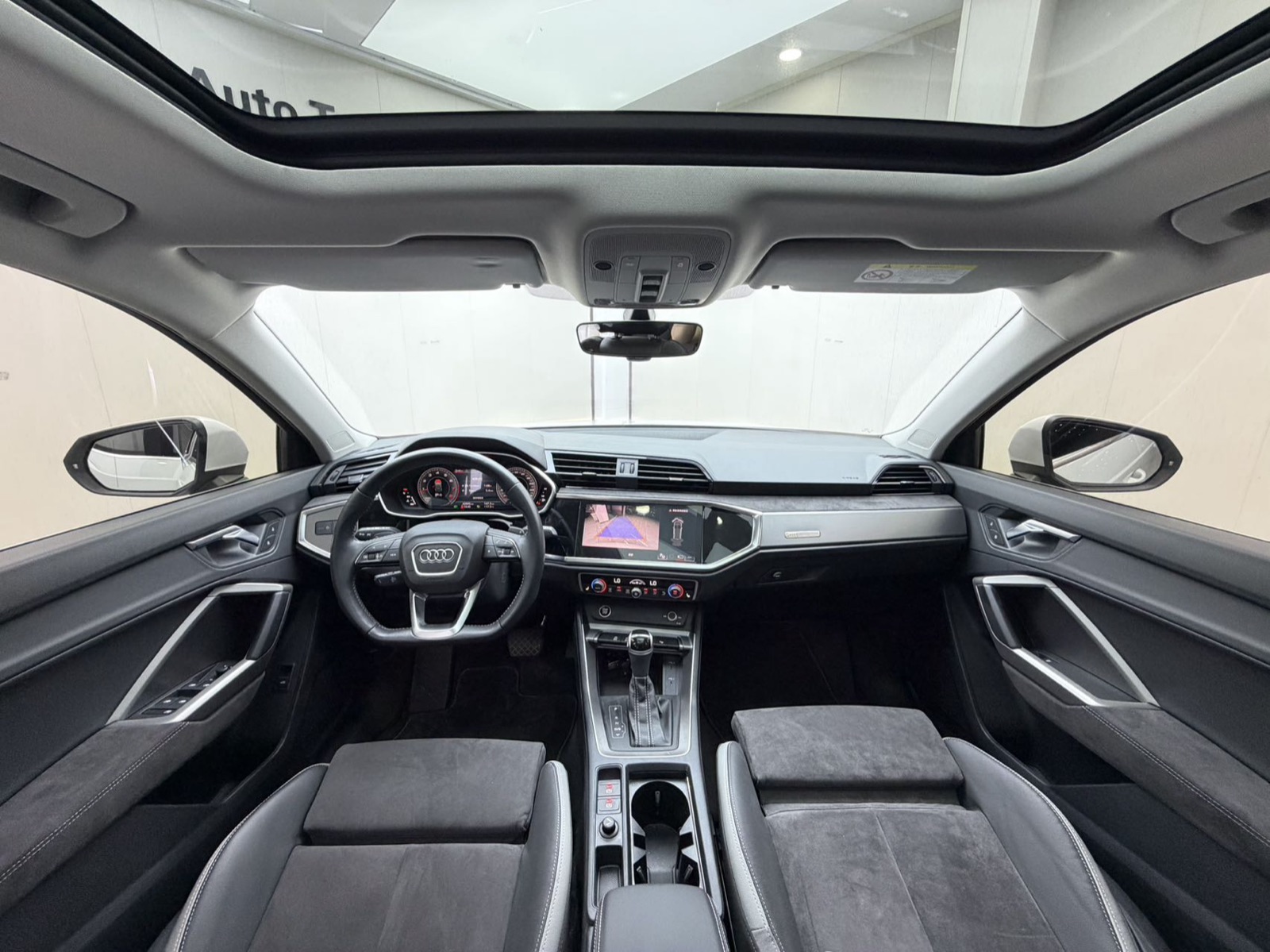 Audi Q3 view 18