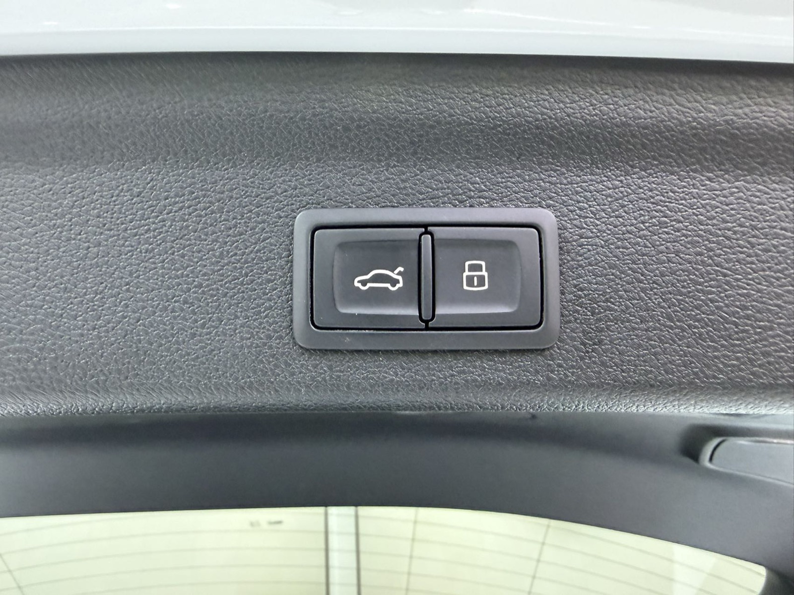 Audi Q3 view 21