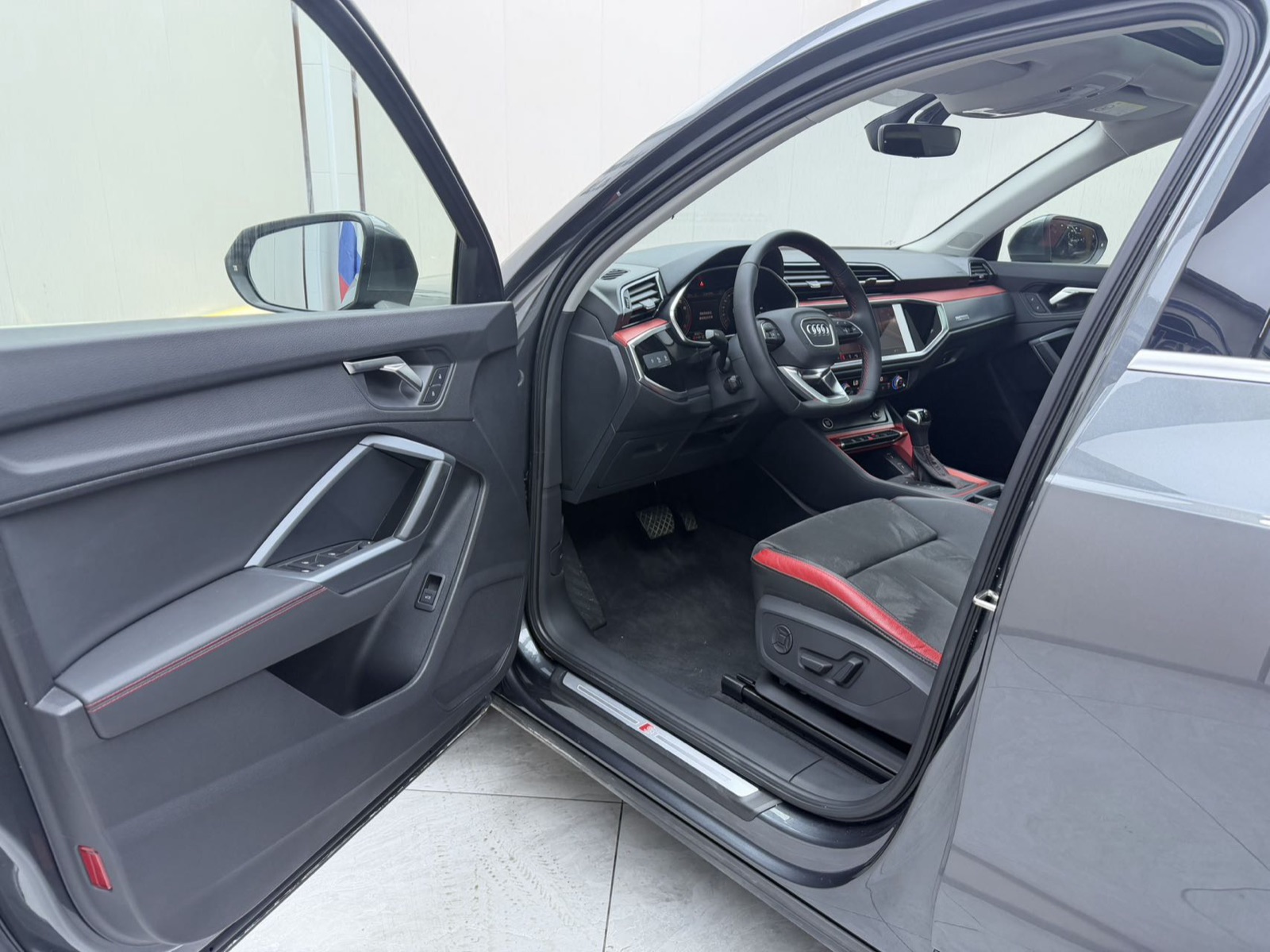 Audi Q3 view 7