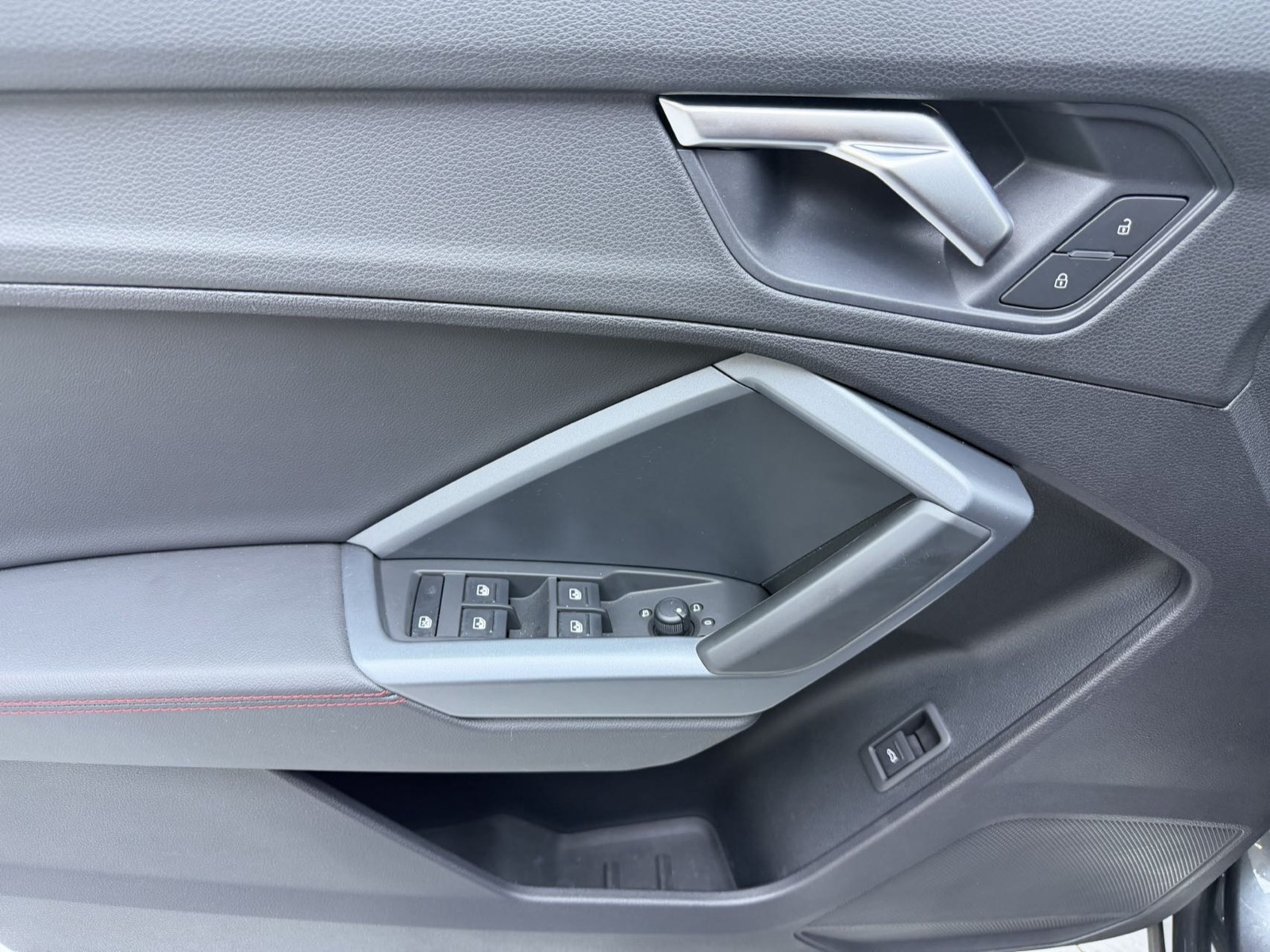 Audi Q3 view 8