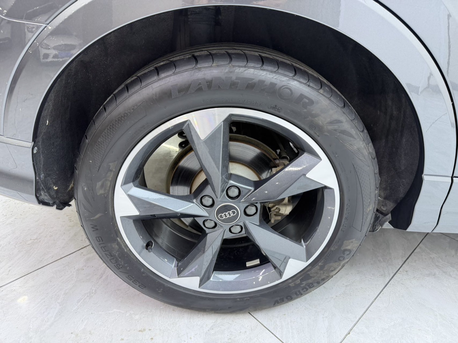 Audi Q3 view 23