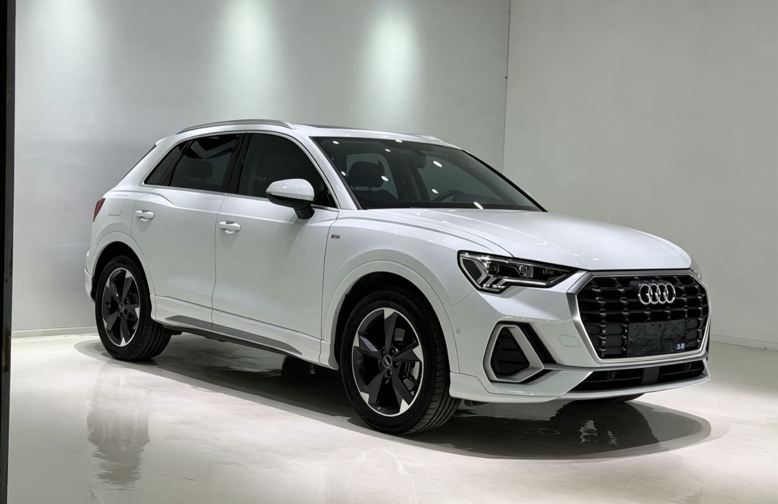 Audi Q3 view 3