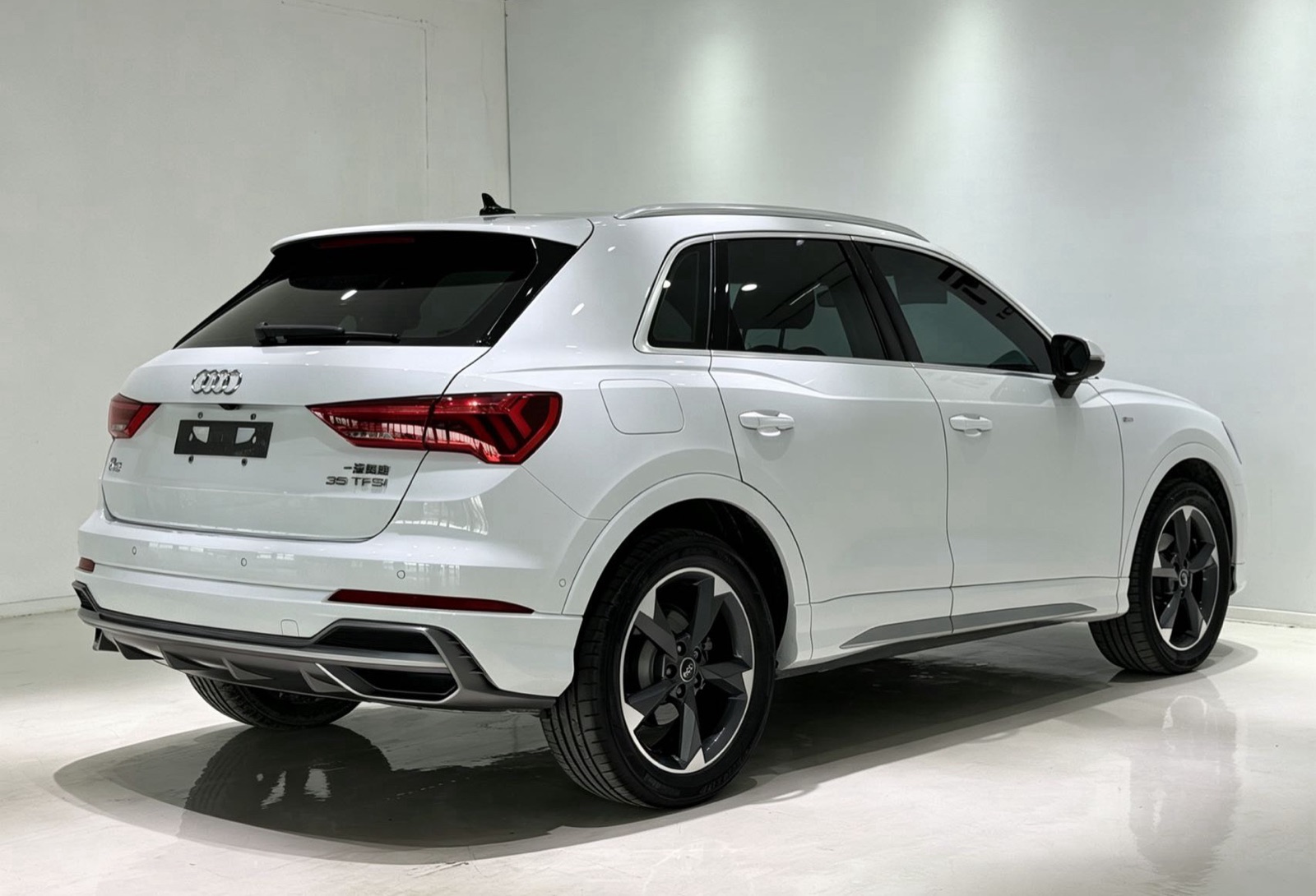 Audi Q3 view 4