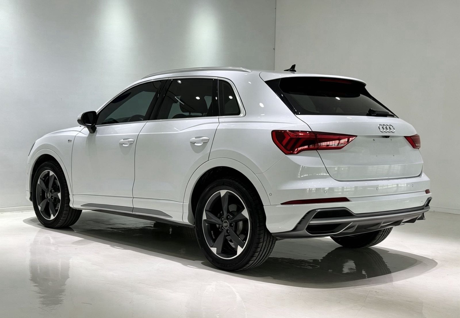 Audi Q3 view 6