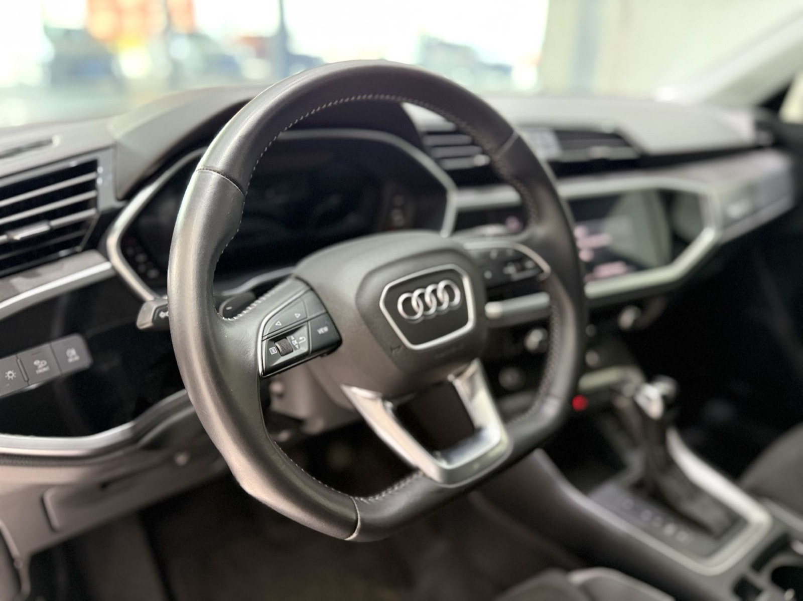 Audi Q3 view 7