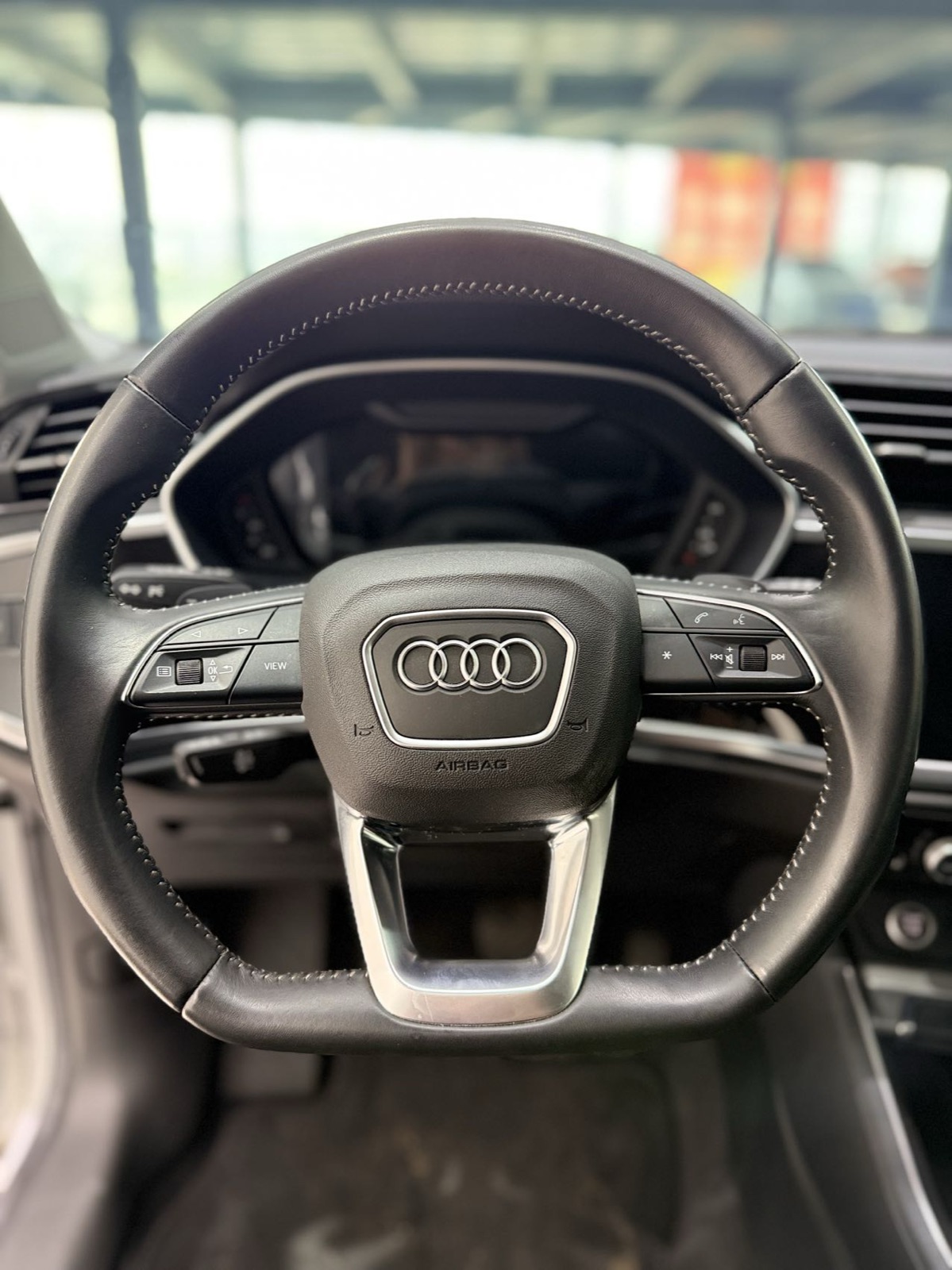 Audi Q3 view 8