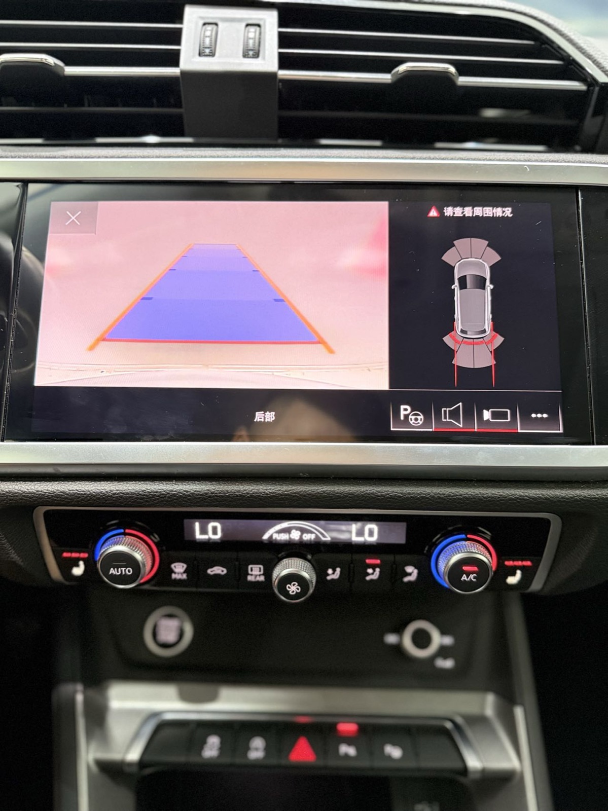 Audi Q3 view 11