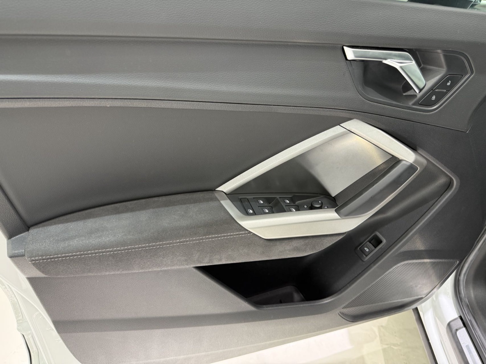 Audi Q3 view 13