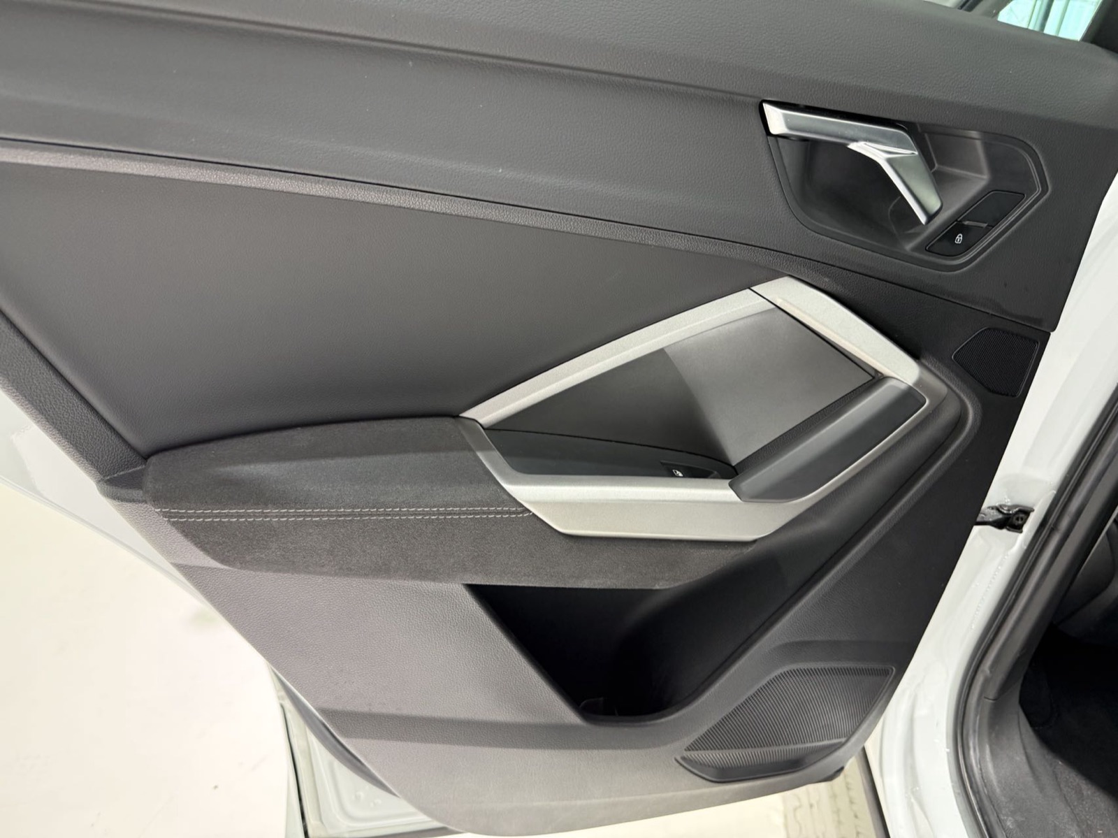 Audi Q3 view 15