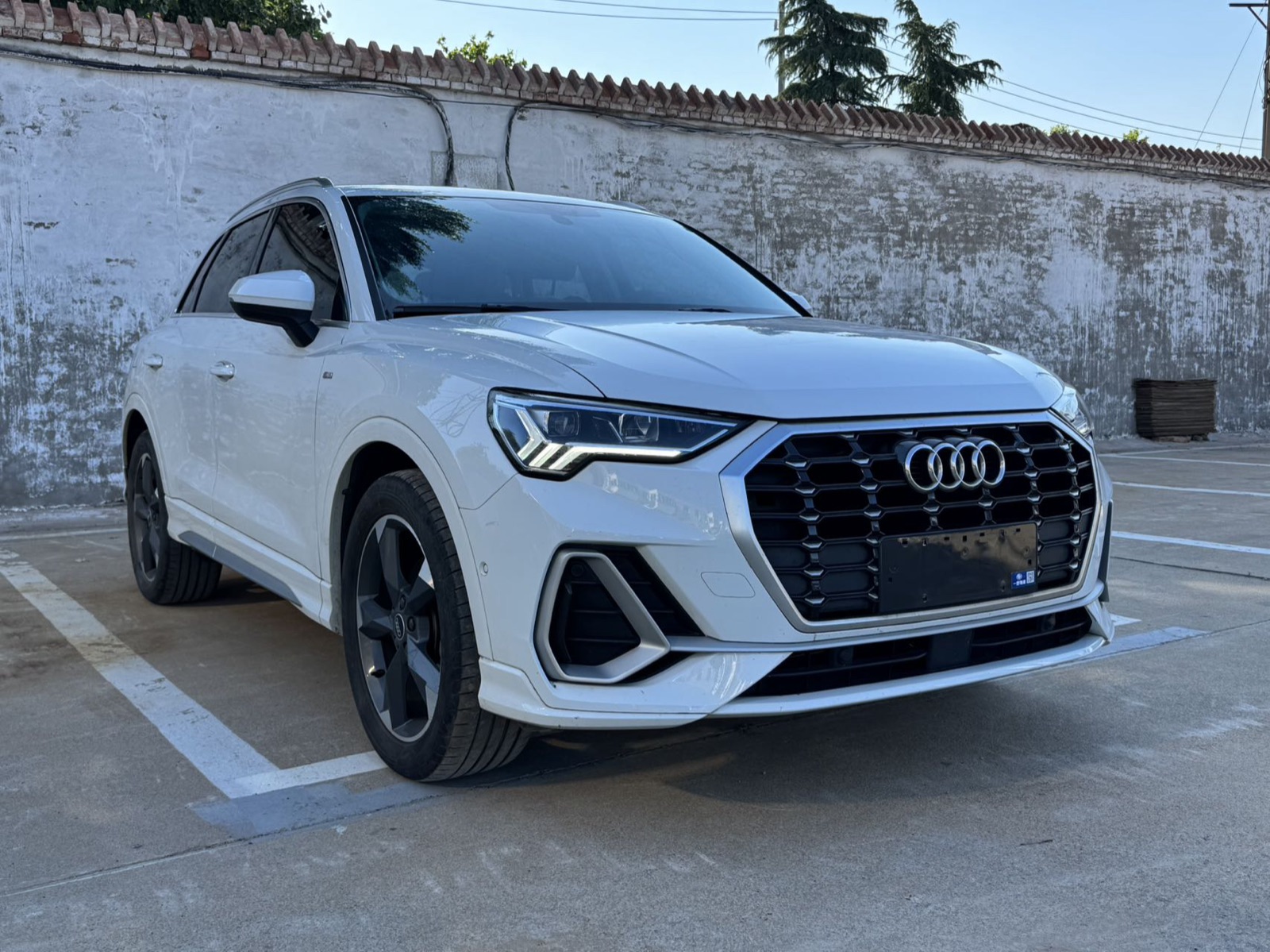 Audi Q3 view 3