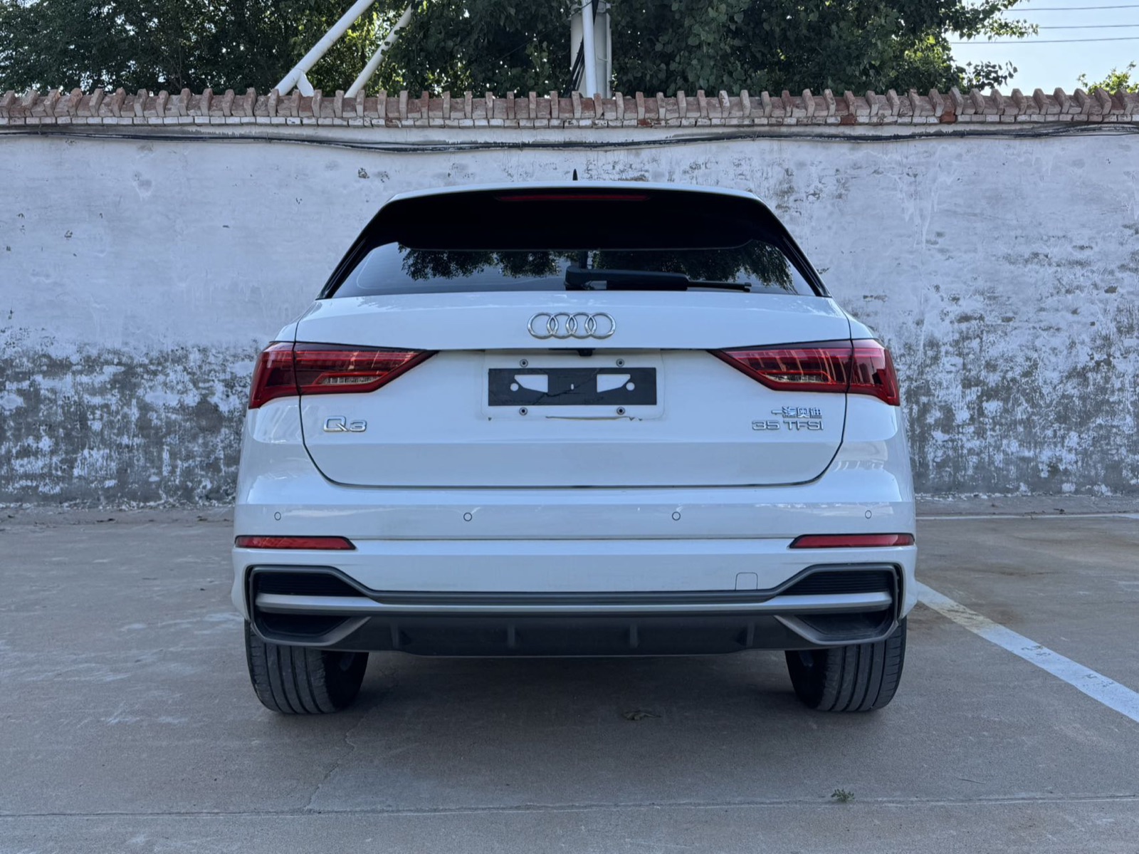 Audi Q3 view 8