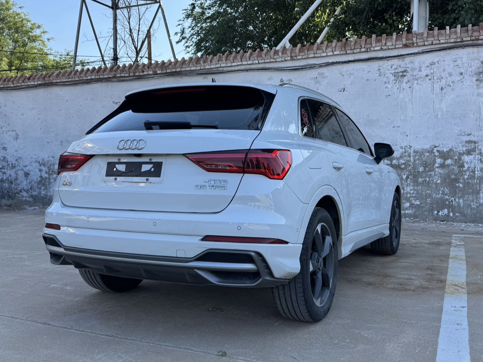 Audi Q3 view 9