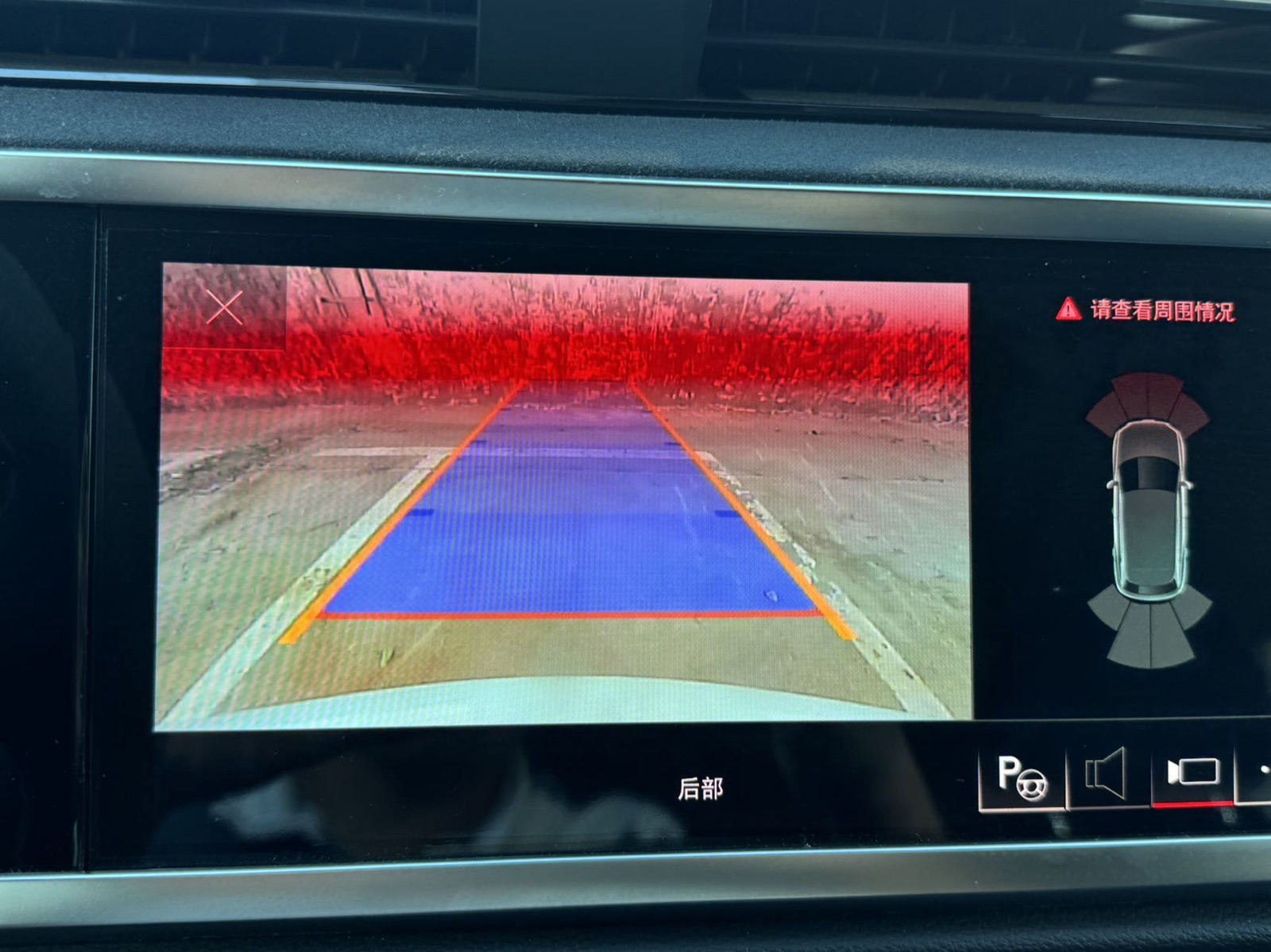 Audi Q3 view 10