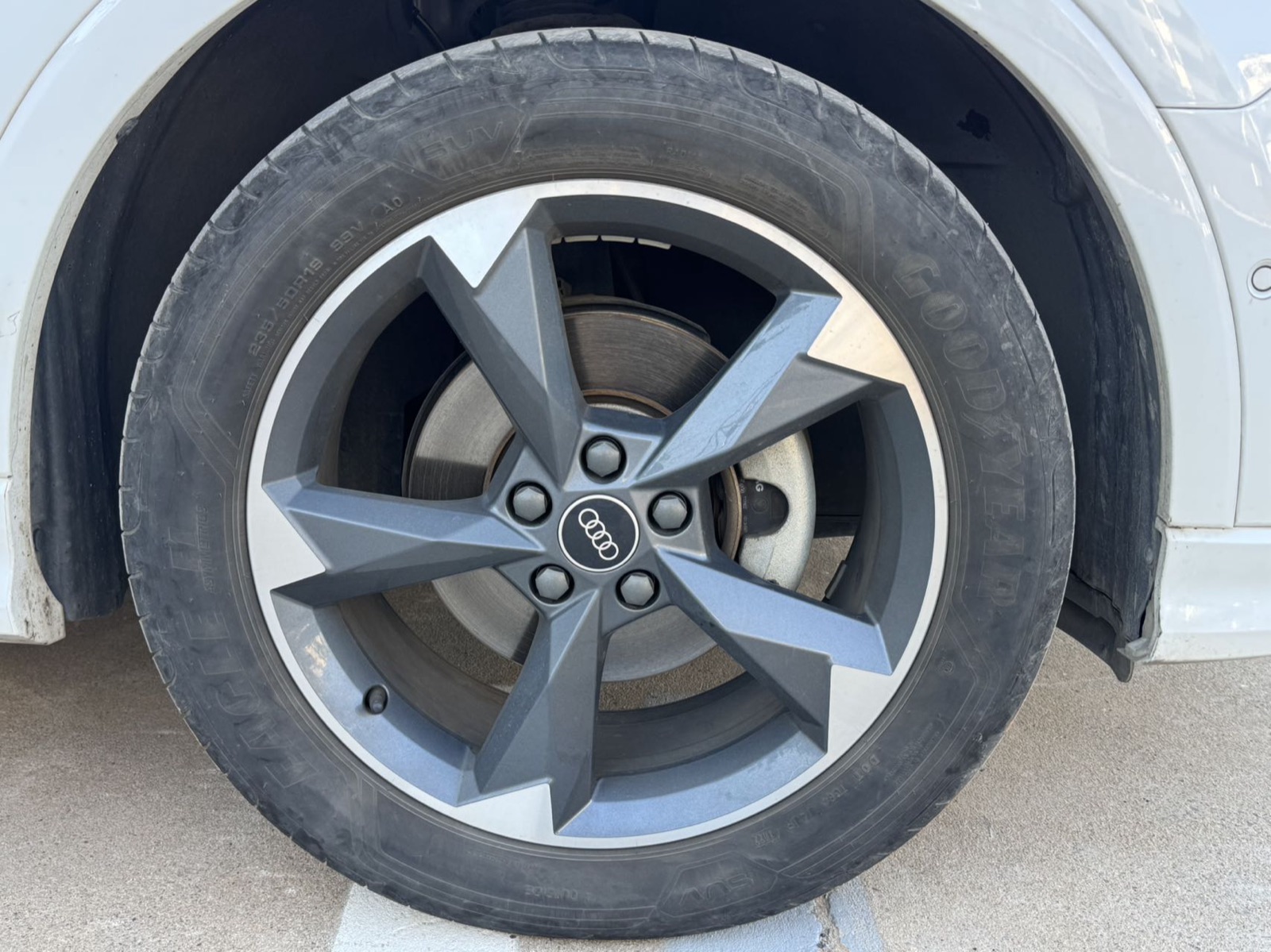 Audi Q3 view 16