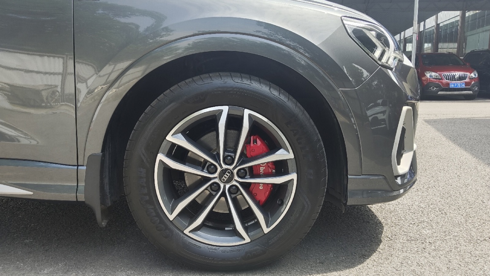 Audi Q3 view 3