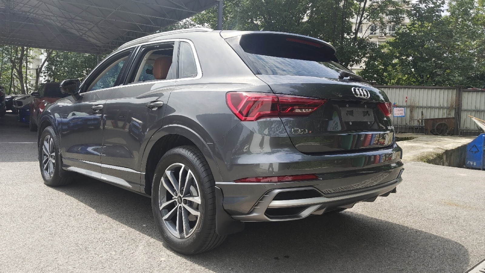 Audi Q3 view 5