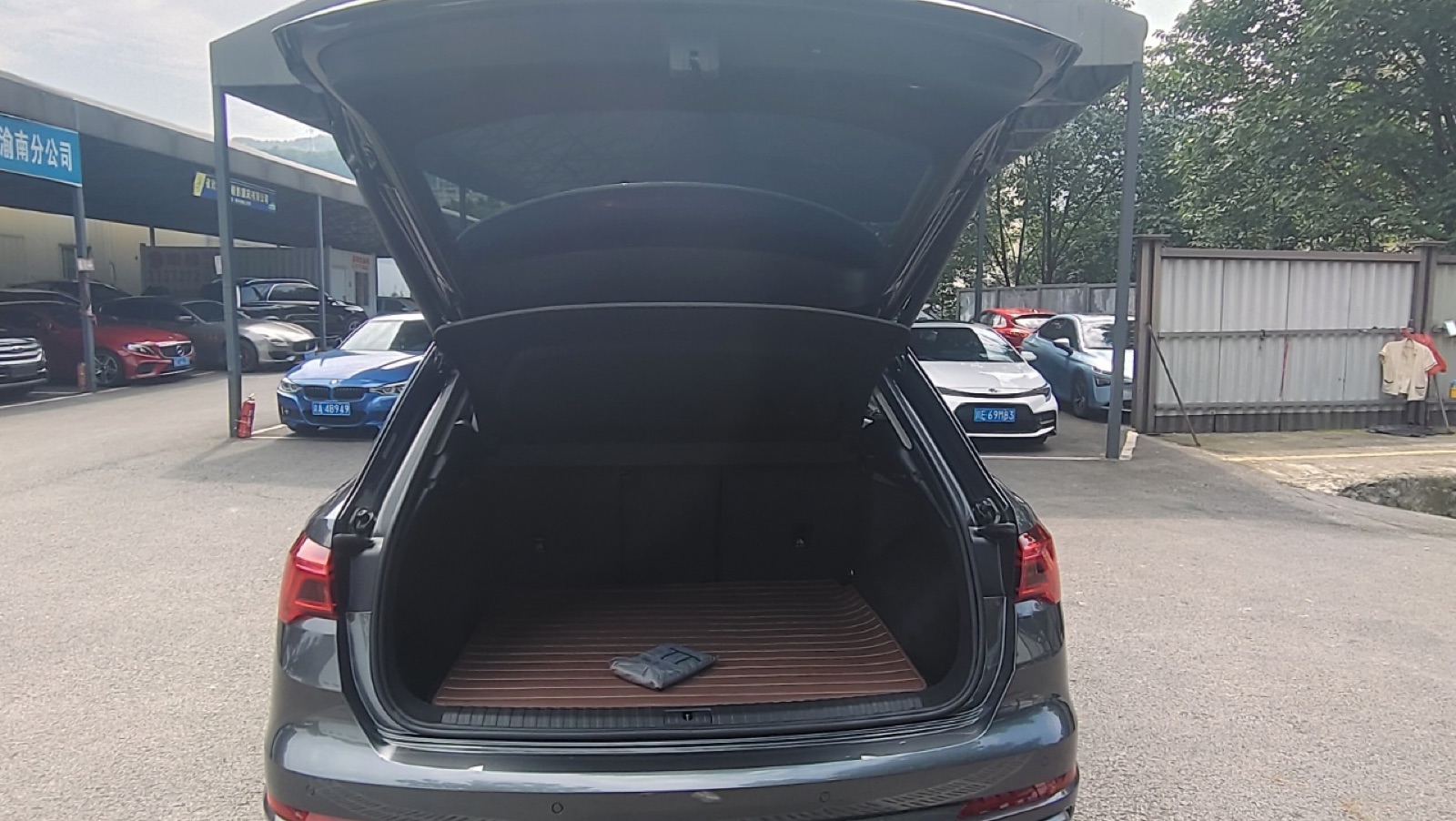 Audi Q3 view 14