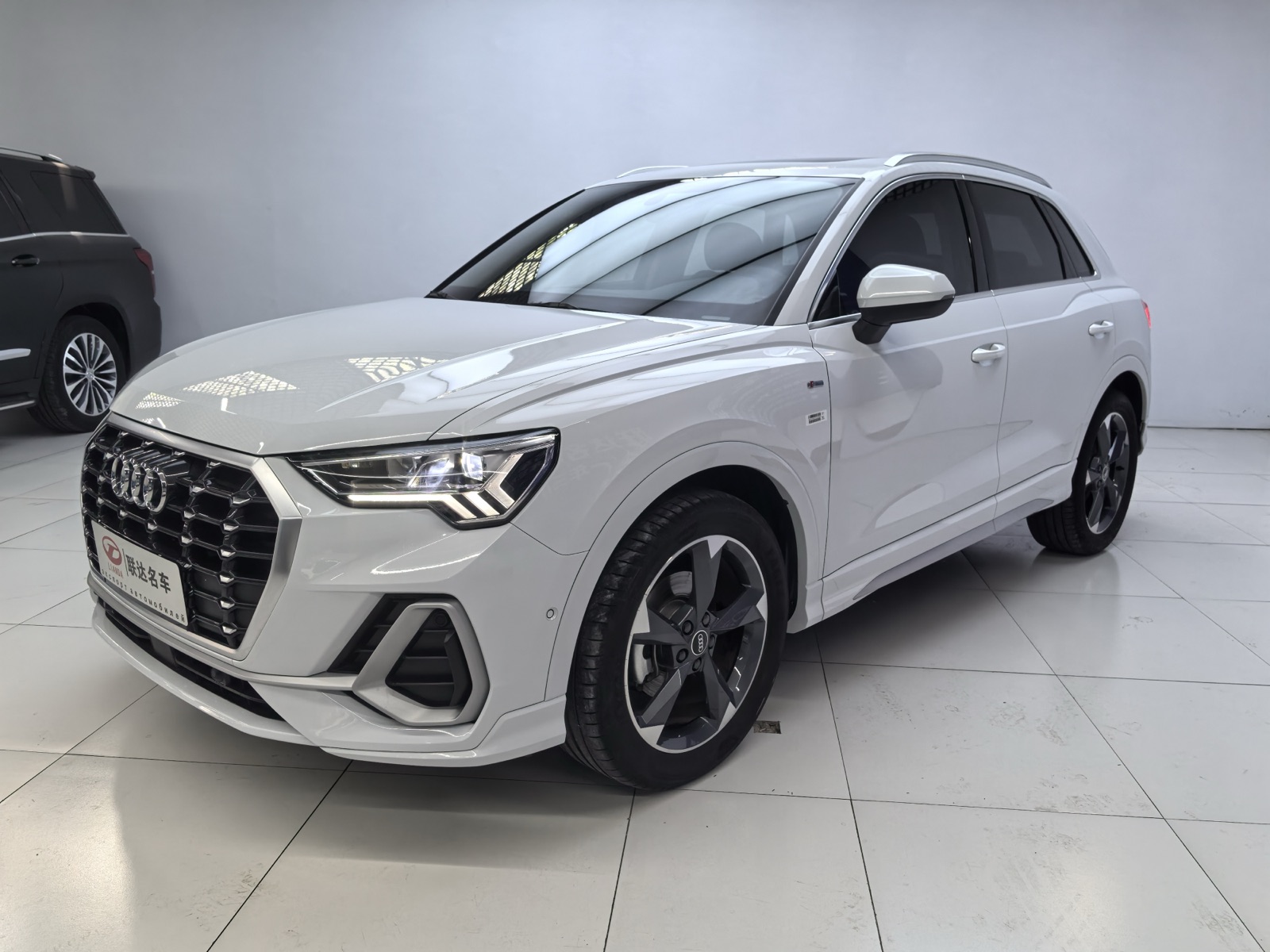 Audi Q3 view 4