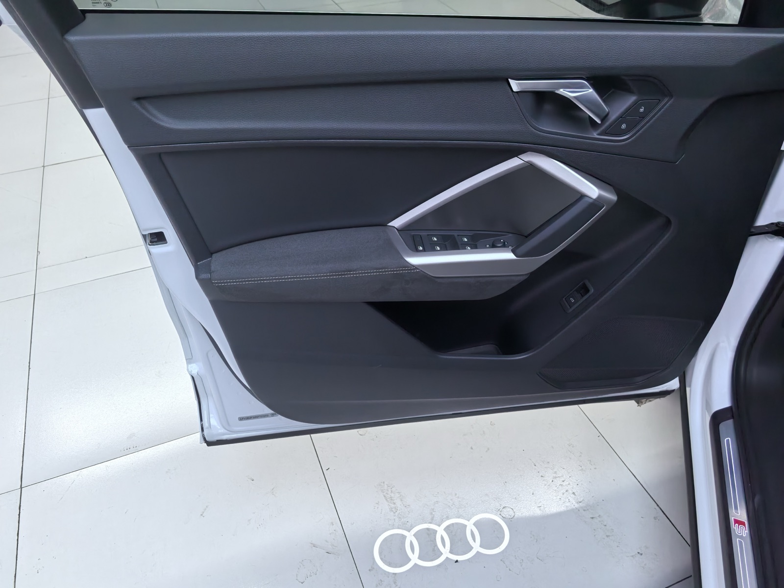 Audi Q3 view 7