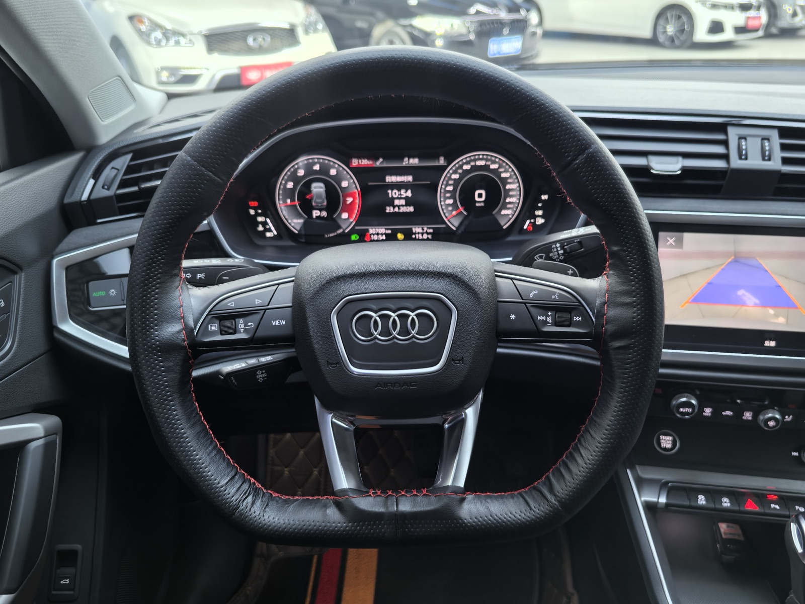 Audi Q3 view 14