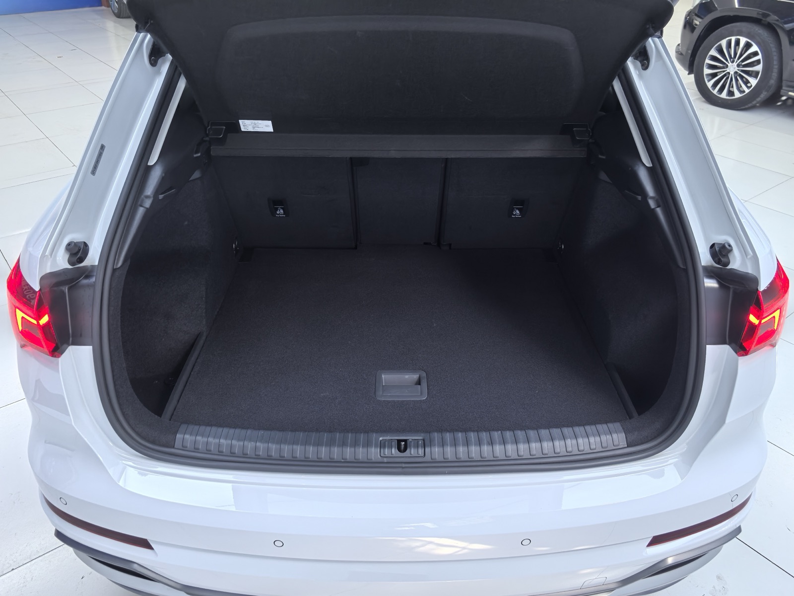 Audi Q3 view 19