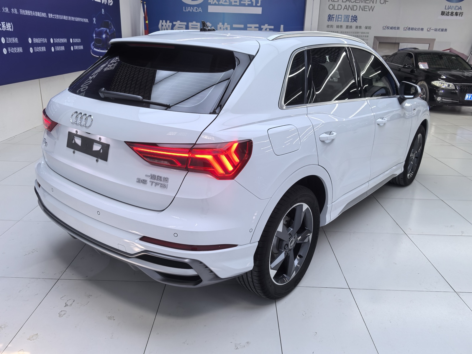 Audi Q3 view 21