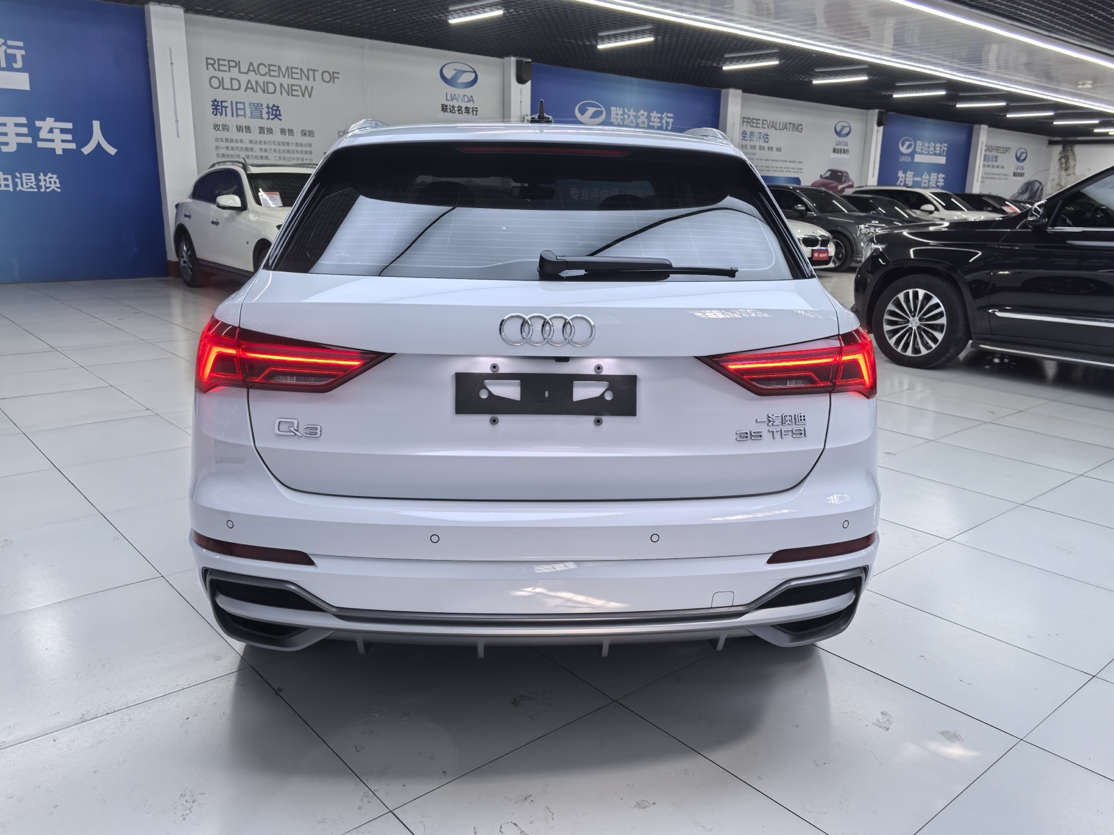 Audi Q3 view 22