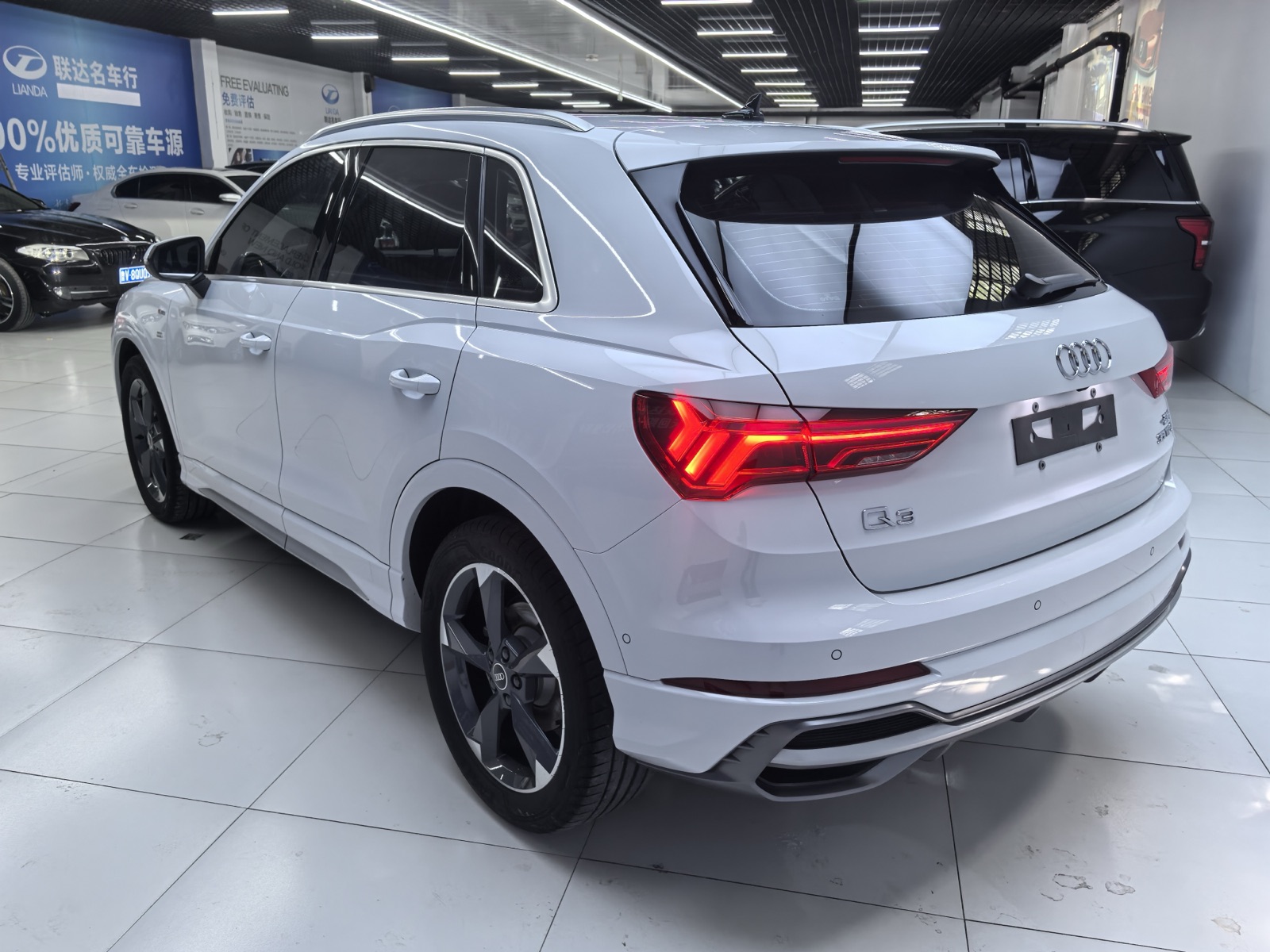 Audi Q3 view 23