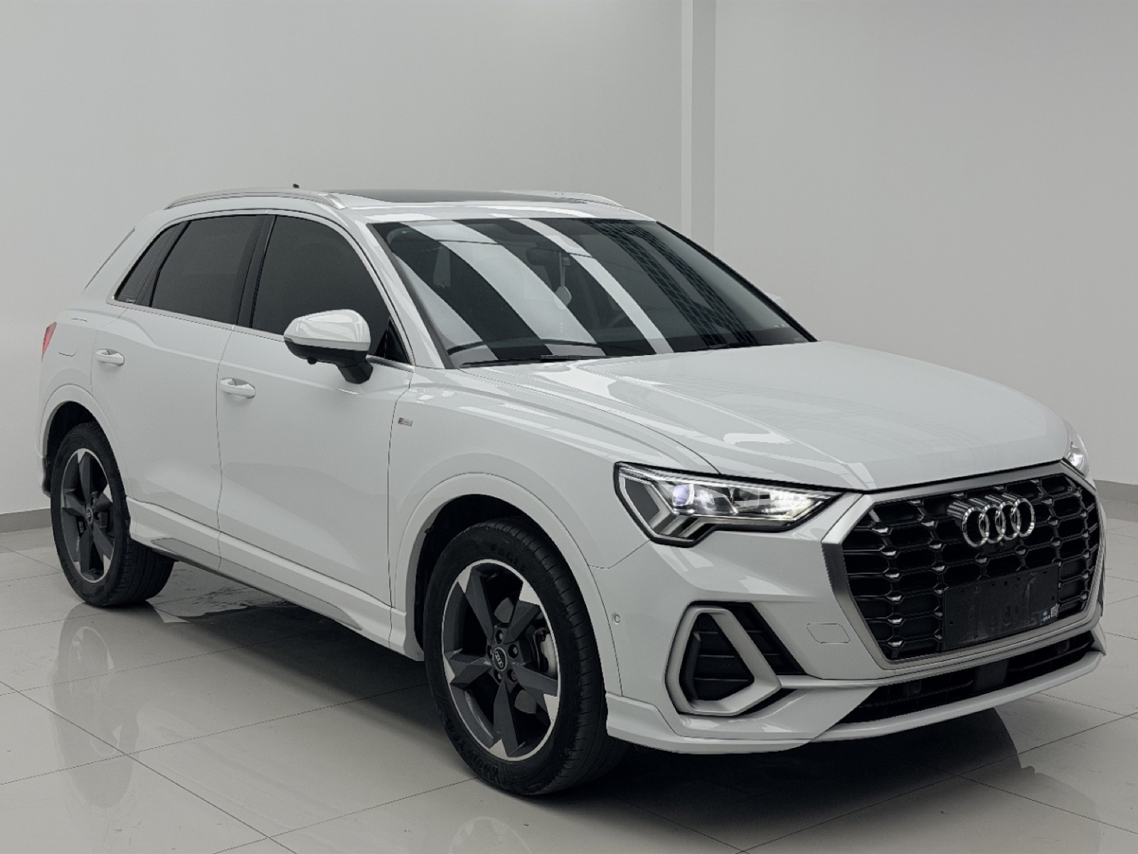 Audi Q3 view 3