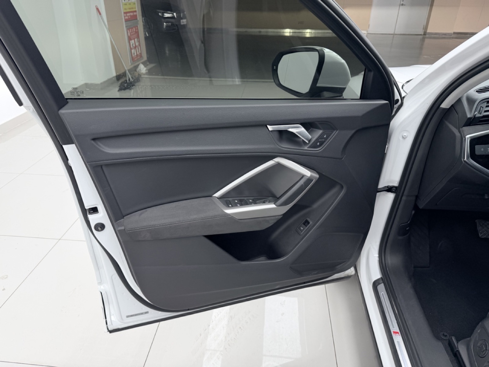 Audi Q3 view 5