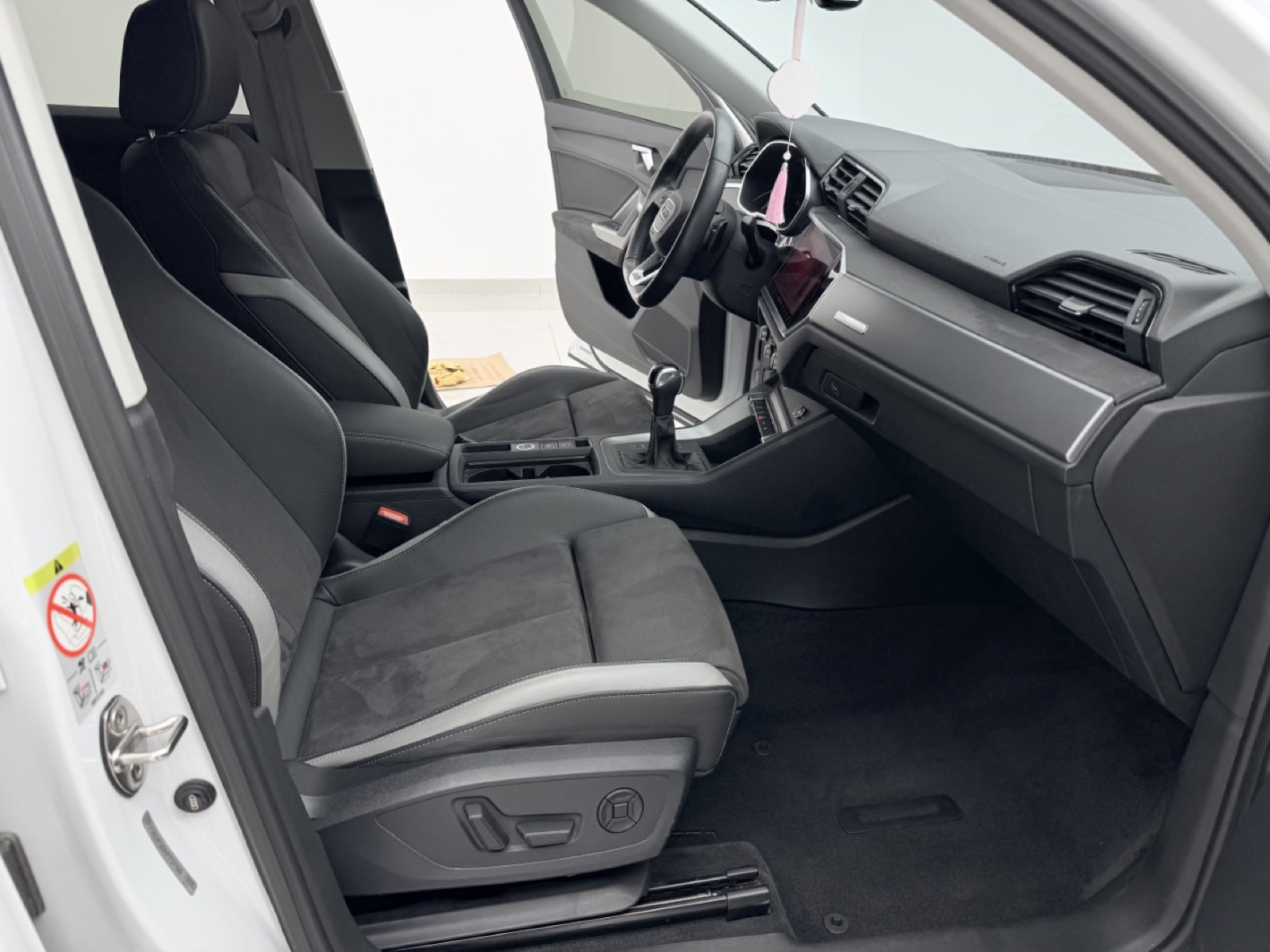 Audi Q3 view 9