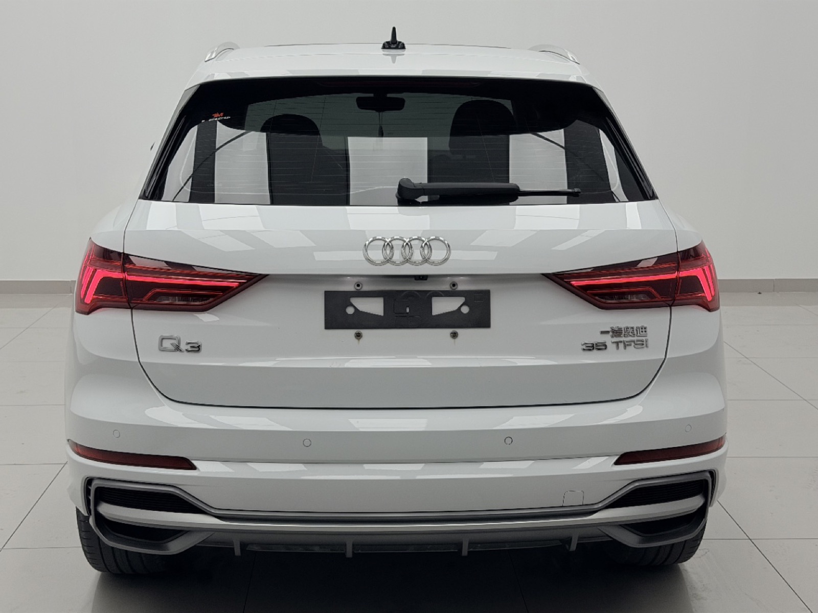 Audi Q3 view 14