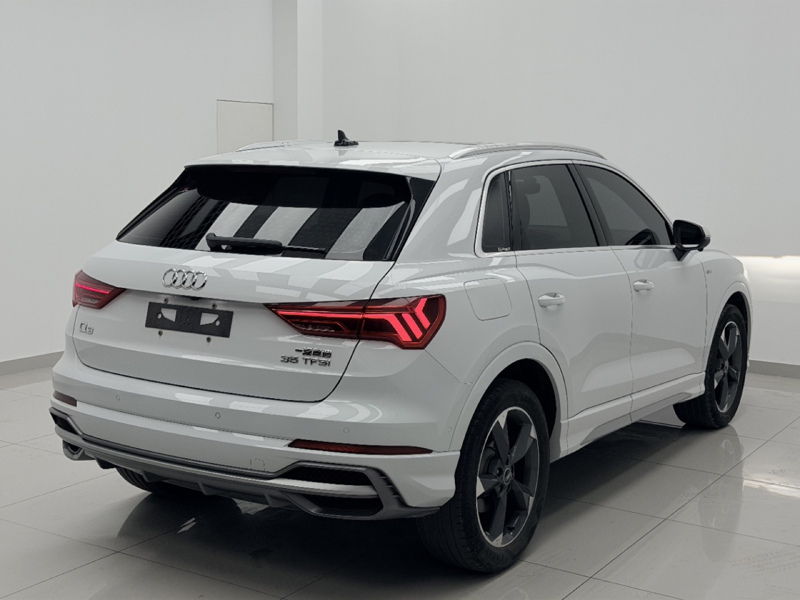 Audi Q3 view 15