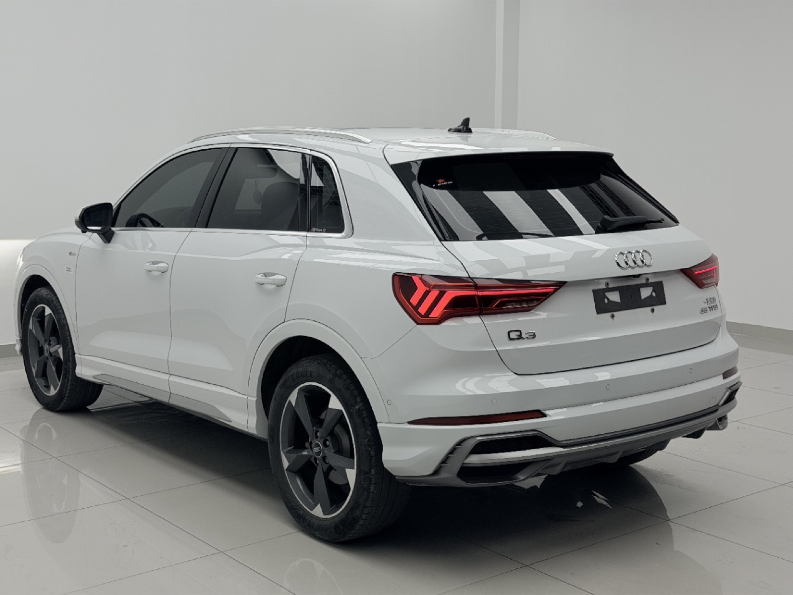 Audi Q3 view 16