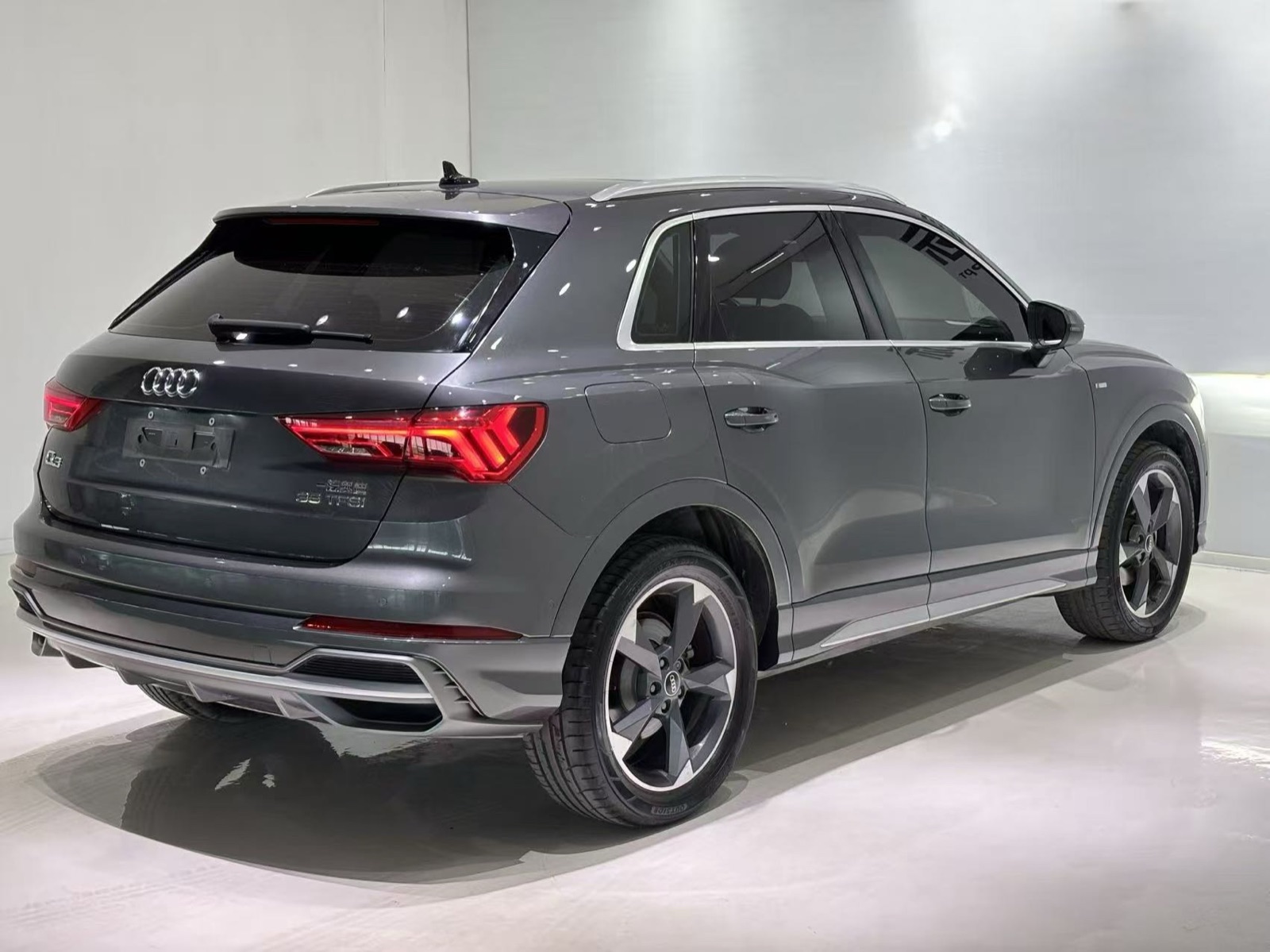Audi Q3 view 3