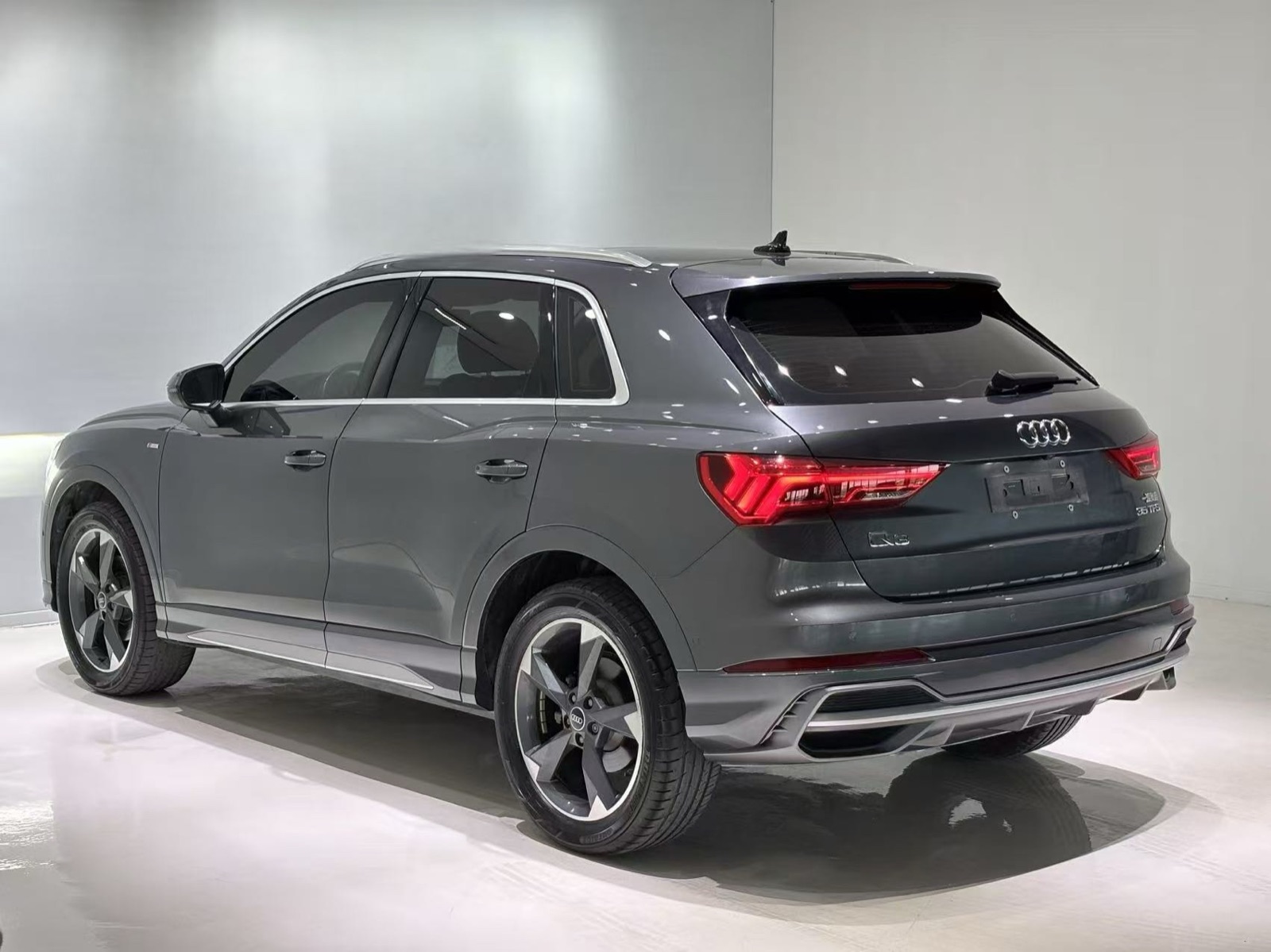 Audi Q3 view 5