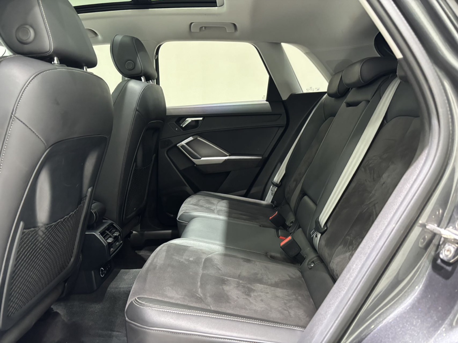 Audi Q3 view 8