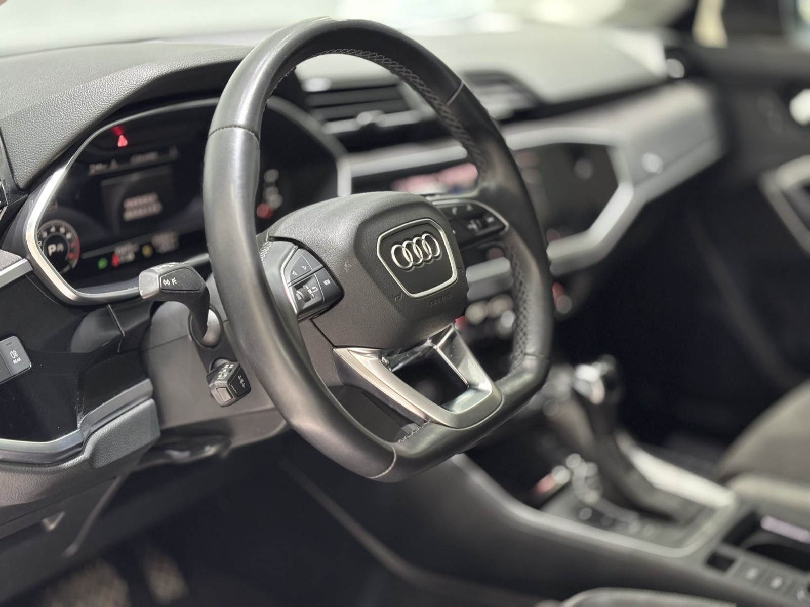 Audi Q3 view 10