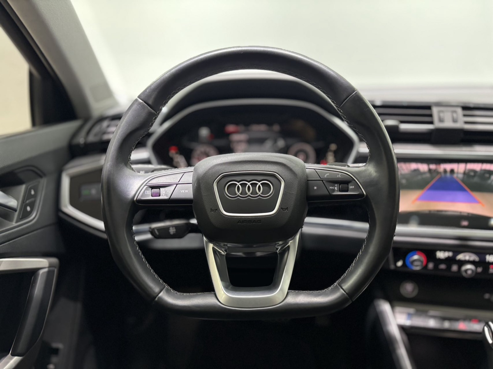 Audi Q3 view 12