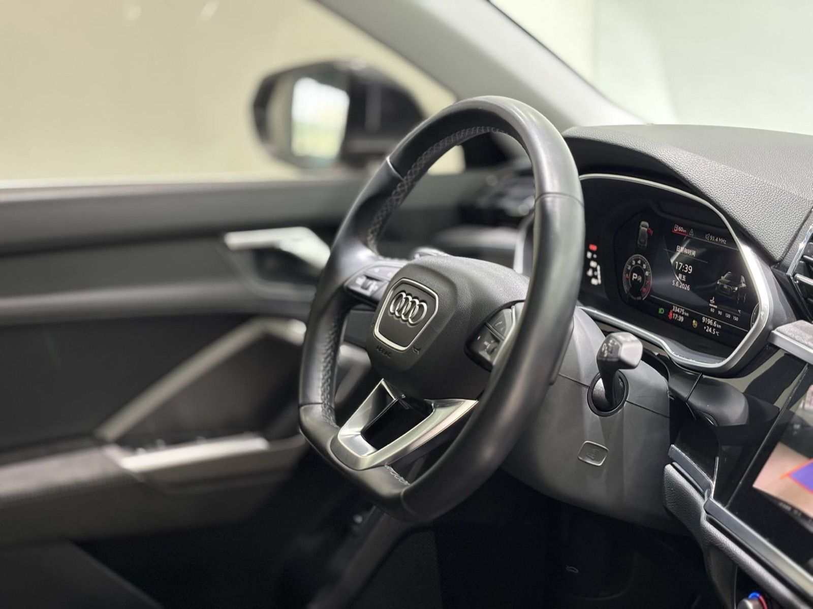 Audi Q3 view 14