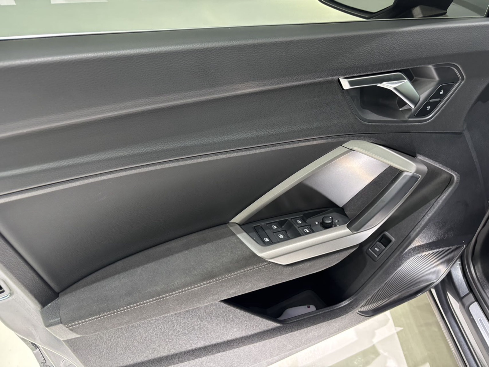 Audi Q3 view 15