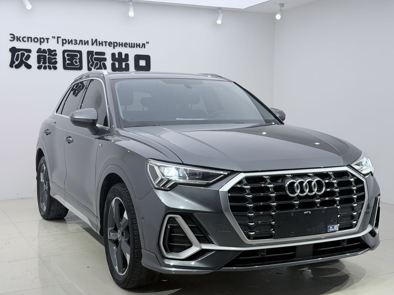 Audi Q3 view 3
