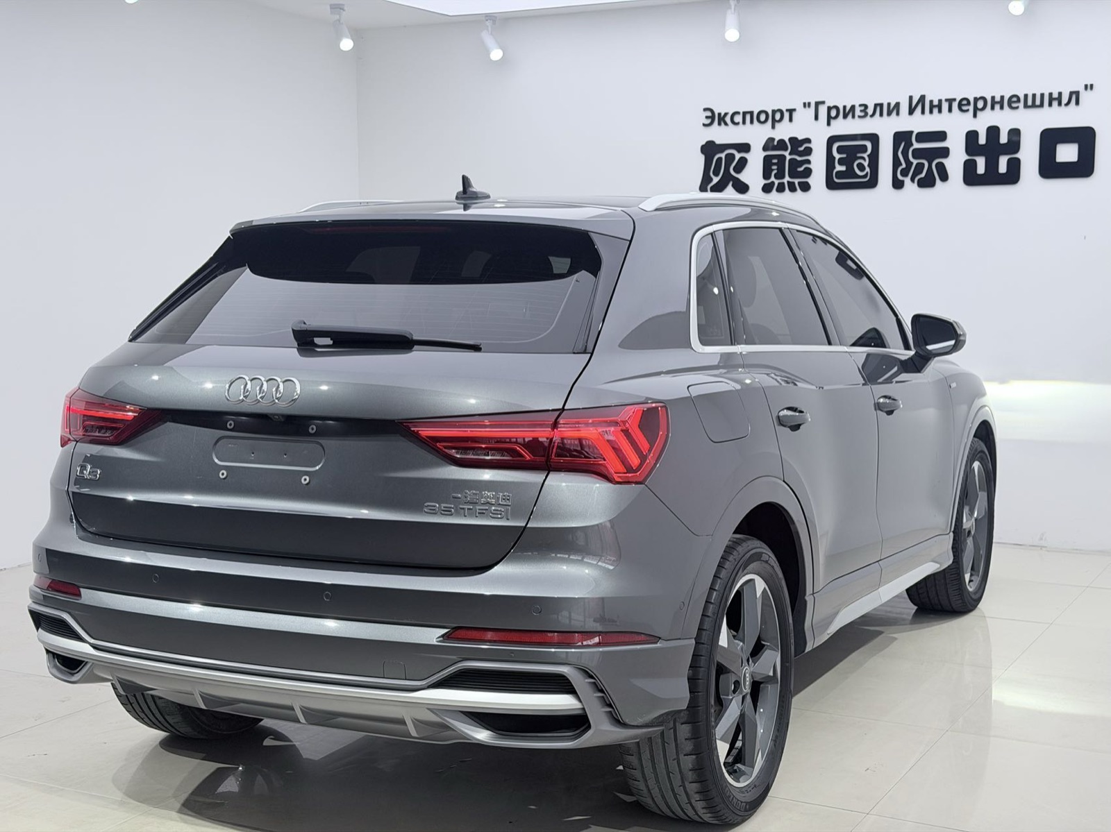 Audi Q3 view 4