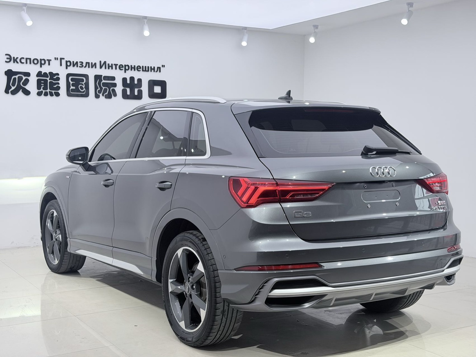 Audi Q3 view 6